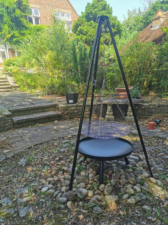 Peaceful Retreat Hideaway Surrey Apartment Ишър Екстериор снимка